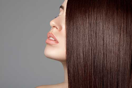 Junge Frau mit glatten braunen Haaren