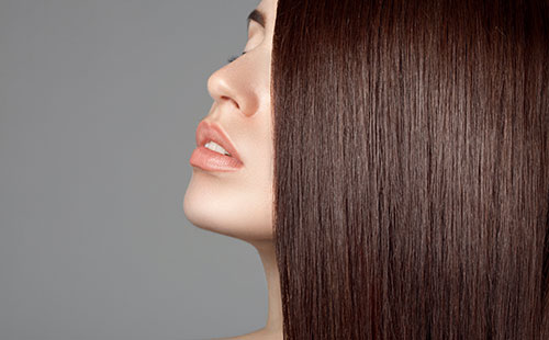 Model mit sehr glattem Haar, Beispiel für Haarglättung