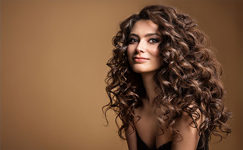 Model mit üppigen langen Naturlocken