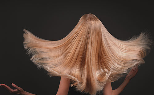 Model mit sehr nuancierten Strähnen, Beispiel für Strähnen und Haarfarbe im Clutclub, Friseursalon München